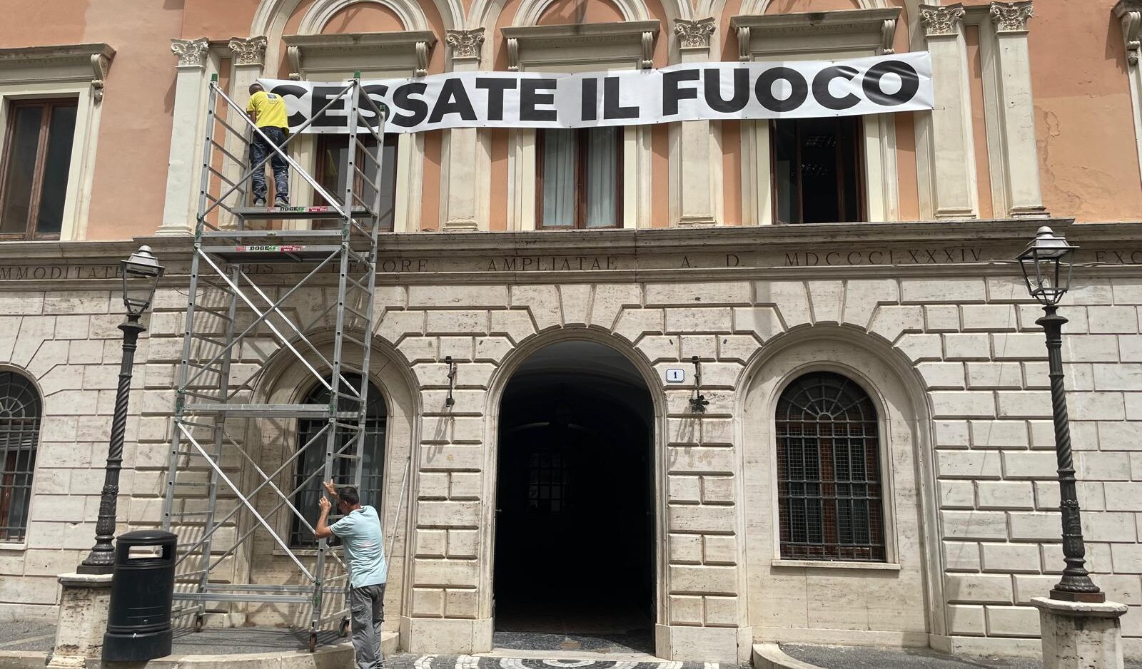 Tivoli, atto primo del sindaco di Fratelli d'Italia: rimuovere dal Municipio lo striscione "Cessate il fuoco"