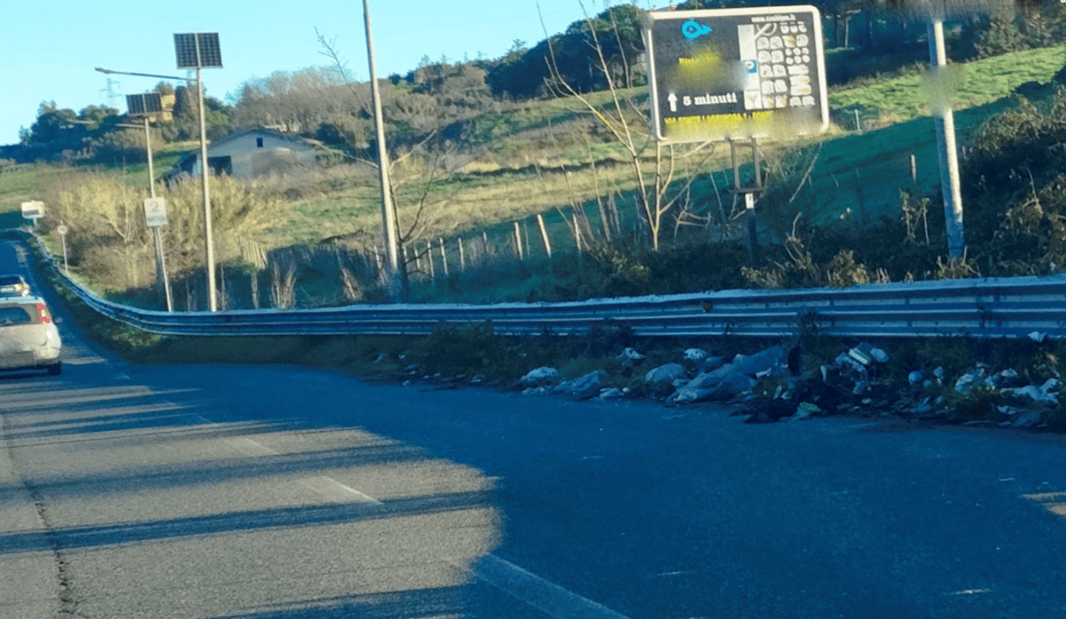 Emergenza discariche abusive. Vani i tentativi del Comune, zozzoni scatenati. Videosorveglianza e isola ecologica bloccate