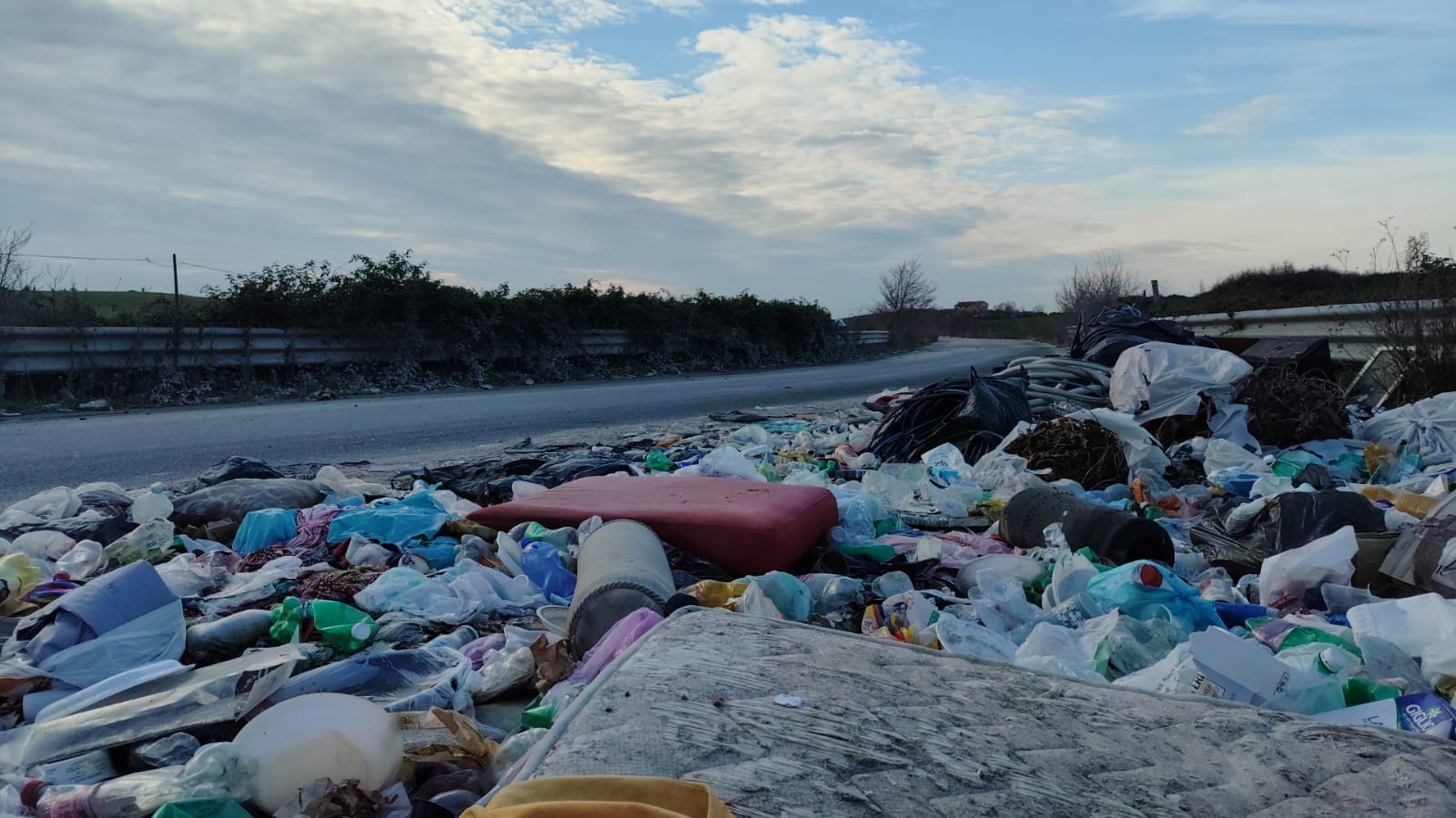 I padroni del TMB si lamentano della monnezza in via dell'Inviolata