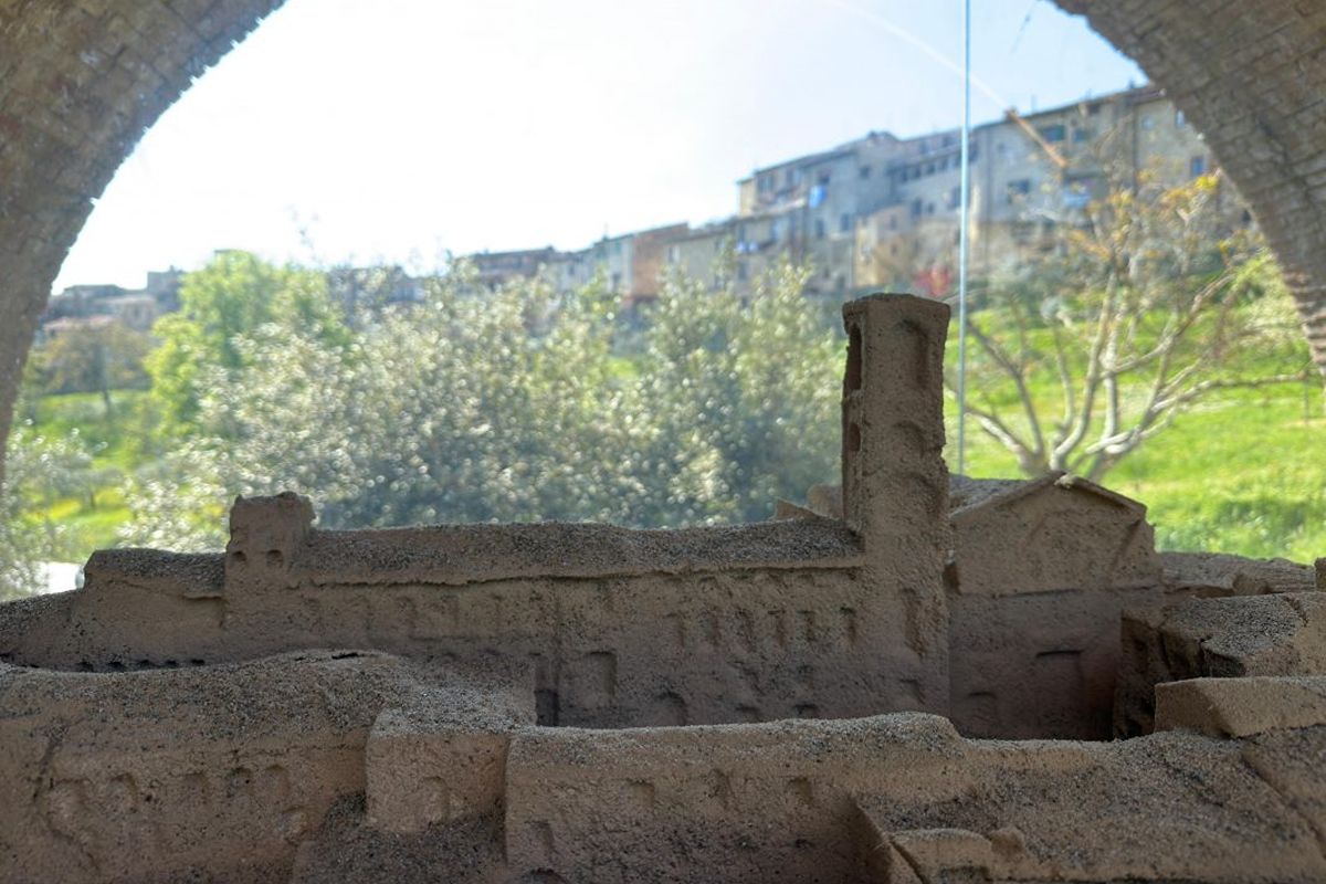 Leandro Erlich a Colle Val d’Elsa, la sabbia come paesaggio del tempo