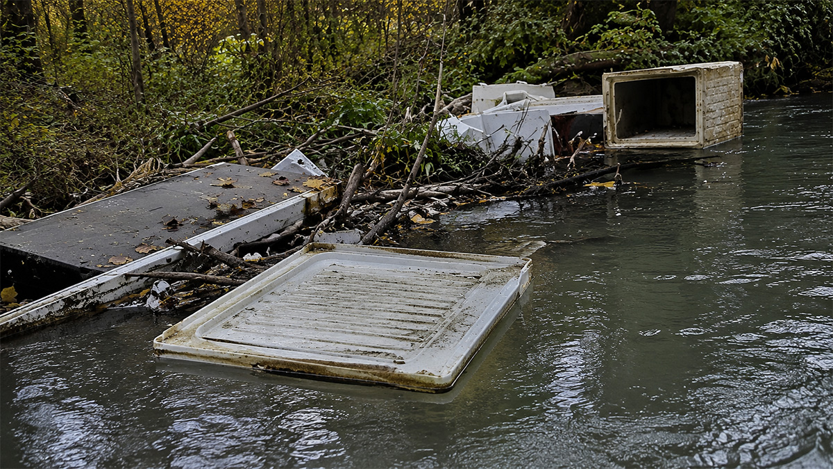 frigo1 Aniene, un’isola galleggiante di vecchi frigoriferi alla deriva verso Roma. Repubblica.it: potrebbero arrivare dalla “Frigovalley” di Stacchini.